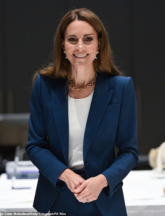 She accessorised with a pair of blue pumps, belt, and the Laura Lombardi chain necklace. Kate styled her new bronde hair in loose waves while keeping her makeup light and minimal yet dewy