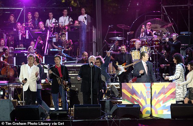 Pop Stars On Stage Performing At "party At The Palace", A Unique Pop Concert Held In The Grounds Of Buckingham Palace For 12,500 Guests. Left To Right: Rod Stewart, Paul Mccartney, Joe Cocker, Brian Wilson, Brian May And Behind On Guitar Eric Clapton