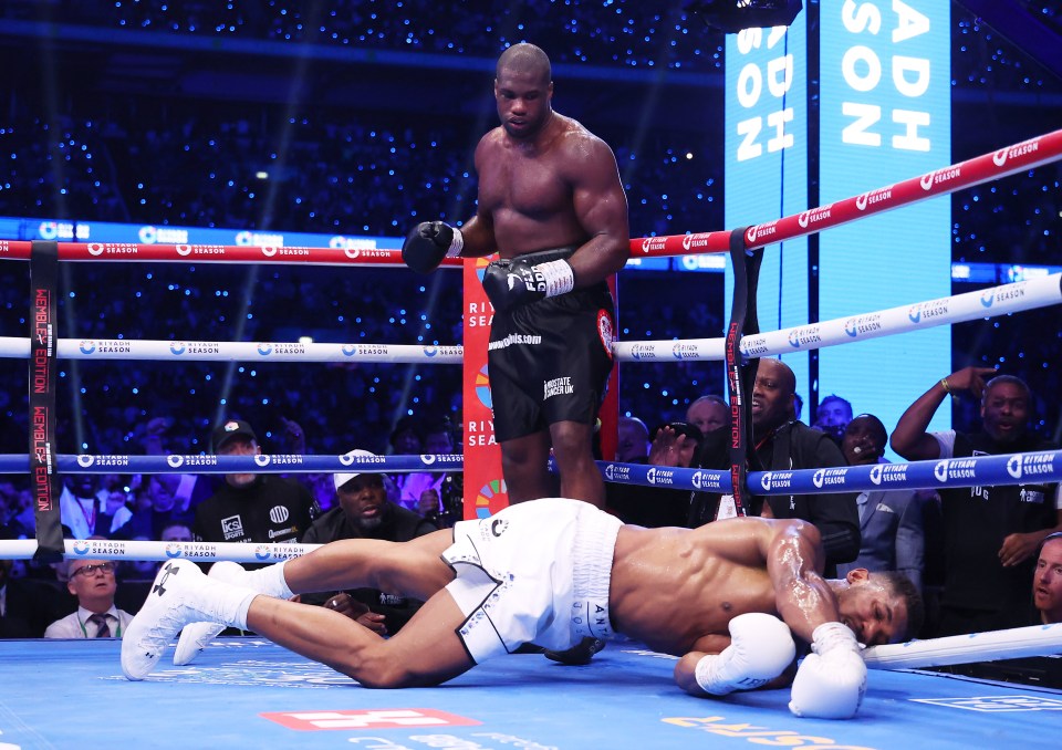 Daniel Dubois knocks out Anthony Joshua in a boxing match.