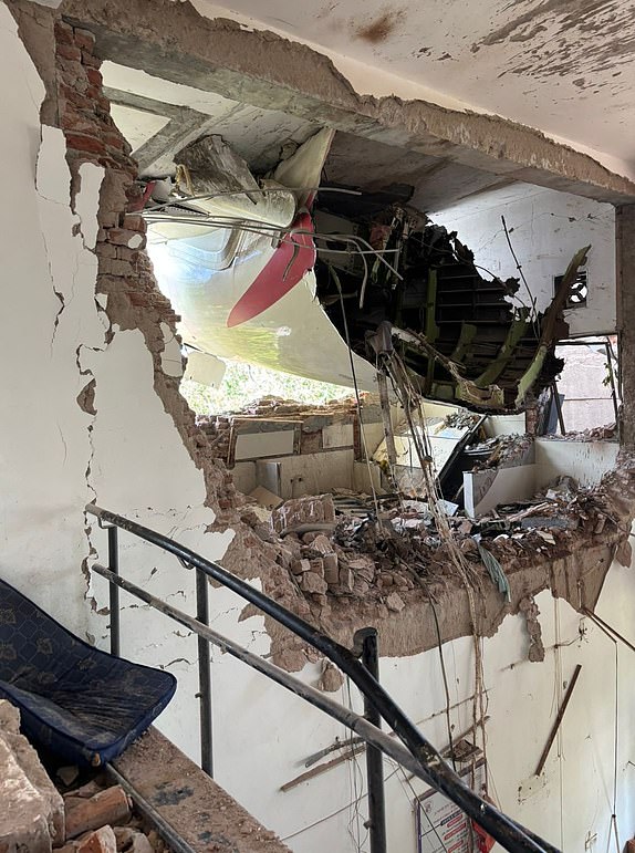 Air India Boeing crashThe plane crashed directly on the BJ Medical College UG hostel mess in Meghani Nagar.from https://x.com/Prajvaljain3/status/1933106362680062121/photo/1