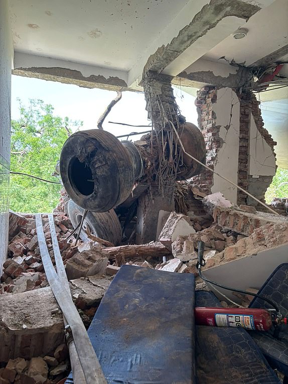 Air India Boeing crashThe plane crashed directly on the BJ Medical College UG hostel mess in Meghani Nagar.from https://x.com/Prajvaljain3/status/1933106362680062121/photo/1