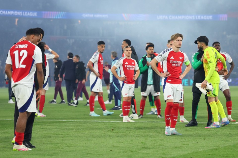 PARIS, FRANCE - MAY 7:  Arsenal players look dejected after the UEFA Champions League 2024/25 Semi Final Second Leg match between Paris Saint-Germain and Arsenal FC at Parc des Princes on May 7, 2025 in Paris, France. (Photo by Marc Atkins/Getty Images)
