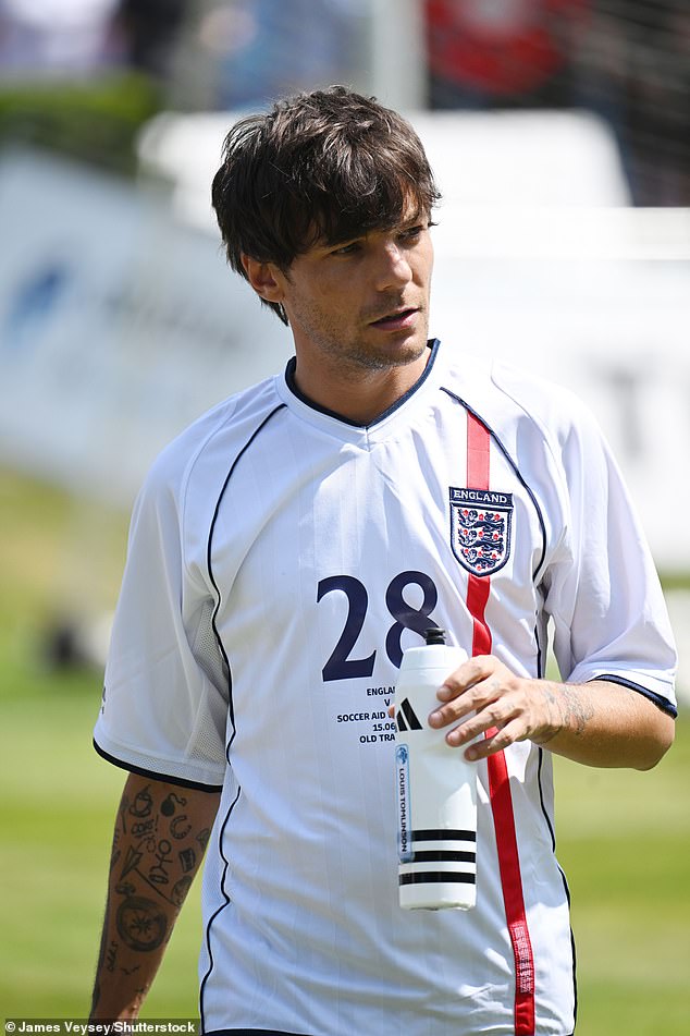 Louis rocked an England football shirt for training on Friday morning