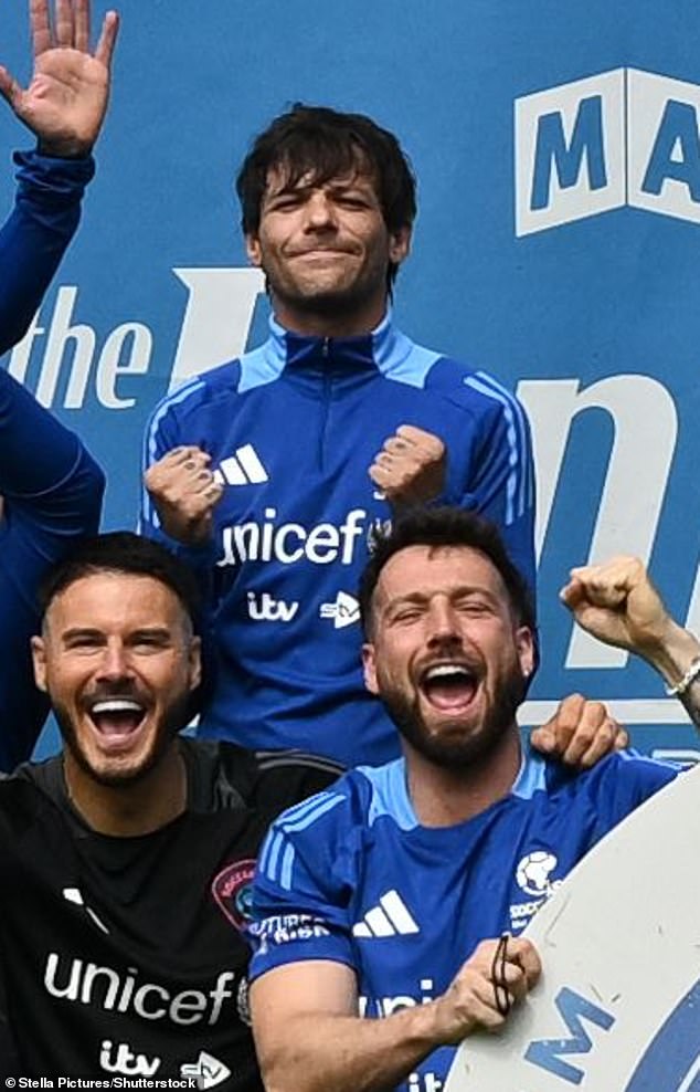 Louis appeared visibly awkward as he stood directly behind a cheerful Sam