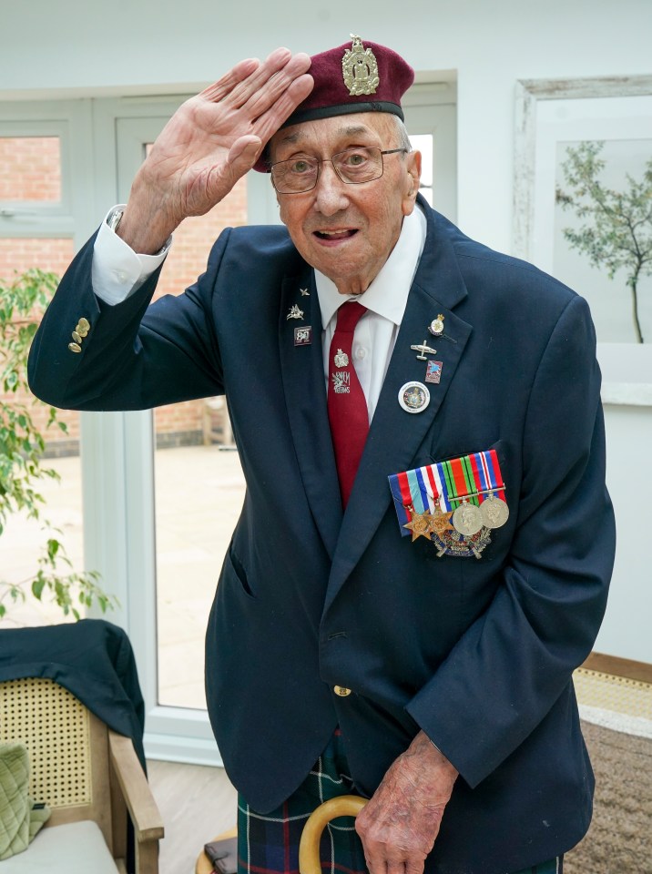 Arnhem veteran saluting.