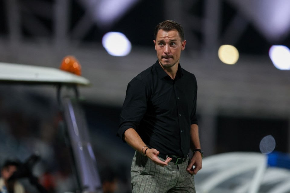 HOFUF, SAUDI ARABIA - AUGUST 27: Matthias Jaissle<br />
Coach  of Al Ahli reacts during the Saudi Pro League match between Al Fateh and Al Ahli at Al Fateh Club Stadium on August 27, 2024 in Hofuf, Saudi Arabia.  (Photo by Yasser Bakhsh/Getty Images)