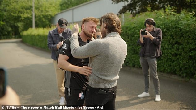 The clip shows Sam grimacing as he fights the pain of his injury on the third leg of his challenge last Wednesday, before noticing his good friend ahead of him