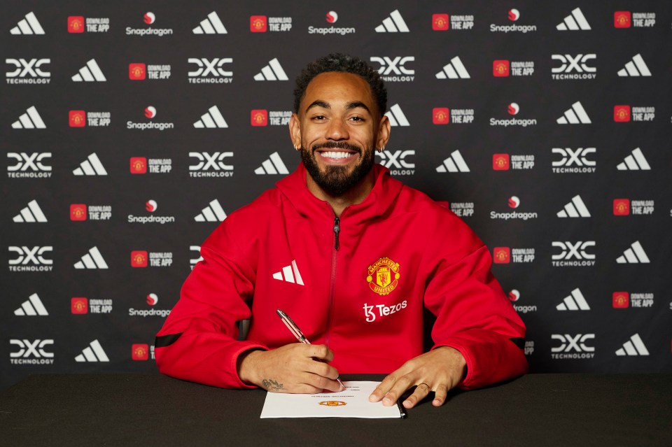 Matheus Cunha signing his Manchester United contract.