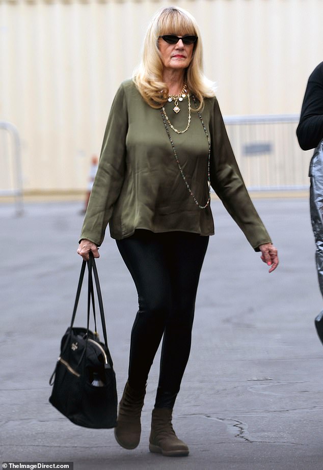 Smith's blonde locks were parted in the middle and flowed down past her shoulders in light waves, allowing her bangs to fall onto her forehead