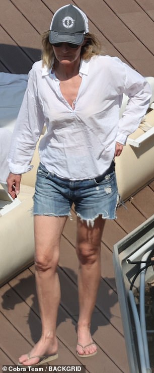 She also slipped into a nude set of flip flops
