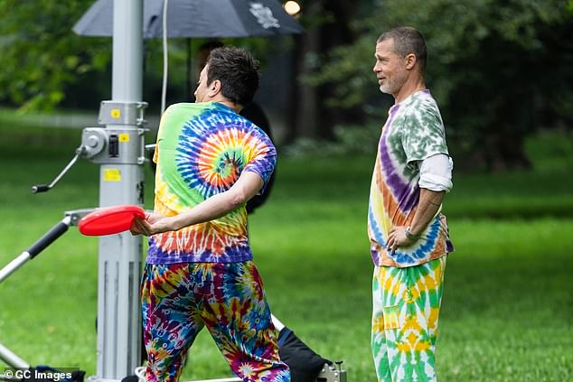 The actor placed his hands on his hips while watching the SNL alum also throw a frisbee
