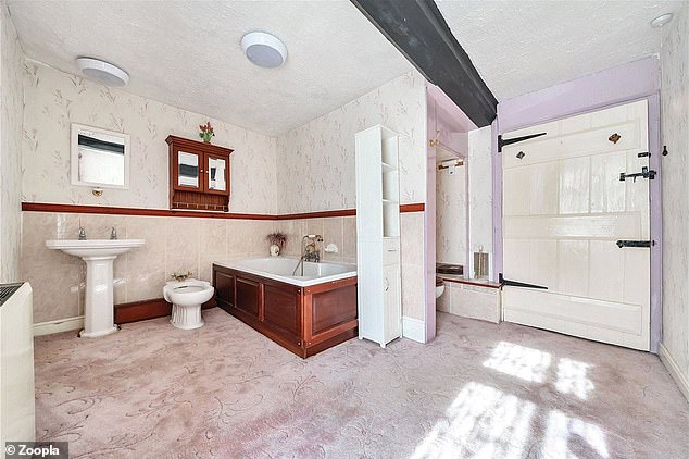 The family bathroom with a bath, washbasin and a bidet
