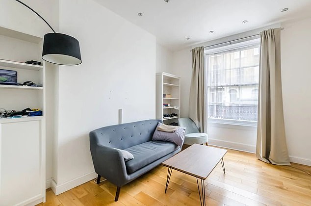 A small reception room is ideal for single occupants, far from the Banqueting Hall of Crick Manor