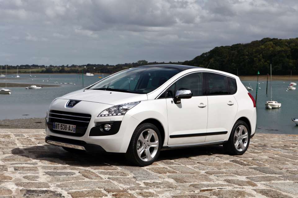 White Peugeot 3008 Hybrid4.