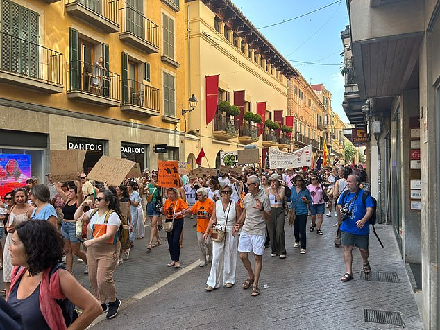 The demonstration began at Plaza de España, in the heart of the tourist city, shortly after 6pm