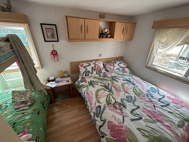 A bedroom at one of the mobile homes in Camping Valle Niza