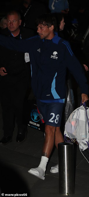 While the I'm A Celeb champ wore a stylish grey tracksuit and shades, Louis was still dressed in his football kit