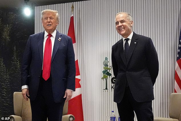 During an appearance in front of the press that lasted less than eight minutes, President Donald Trump (left) left Canadian Prime Minister Mark Carney (right) in a state a bemusement, which turned darker when he criticized former Prime Minister Justin Trudeau