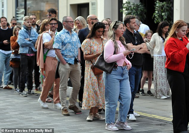 Crowds gather as Rachel Zegler is seen singing on the balcony at the London Palladium Theatre on Saturday night
