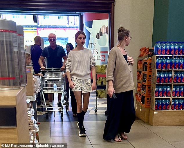 The Hollywood star embraced domestic life as he assumed cart-pushing duties