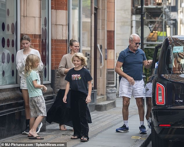 The grinning actor shut the door behind him as his family waited on the sidewalk