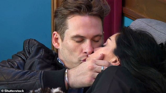 Lee and Jasmine were seen kissing under Lee's bedsheets and then disappearing to the bathroom together for quite some time