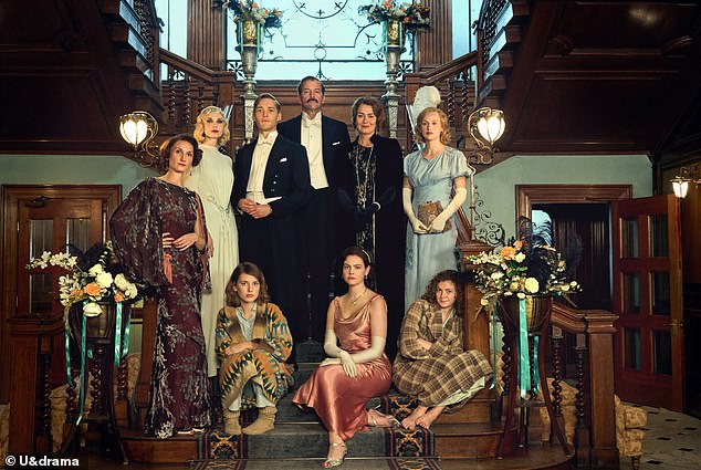 Beginning in 1931, and set in the gilded world of the British aristocracy, all country houses and glittering debutante dances, it¿s the story of the six ultra-privileged Mitford sisters