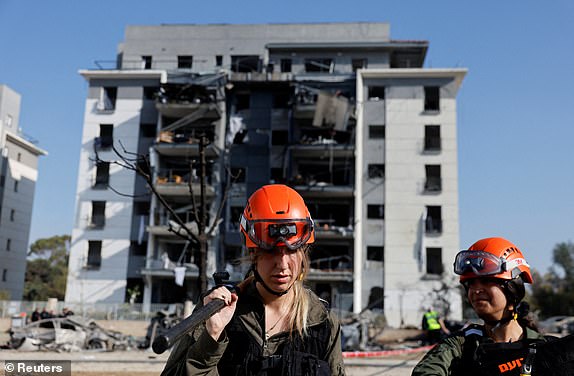 Israeli soldiers work next to a damaged residential building at an impact site following Iran's missile strike on Israel, in Be'er Sheva, Israel, June 20, 2025. REUTERS/Amir Cohen