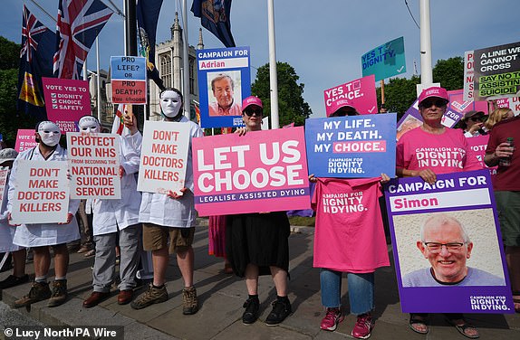 Campaigners supporting and opposing the assisted dying Bill demonstrate at Parliament Square, Westminster, central London, ahead of a debate on the Terminally Ill Adults (End of Life) Bill in the House of Commons. Picture date: Friday June 20, 2025. PA Photo. Photo credit should read: Lucy North/PA Wire