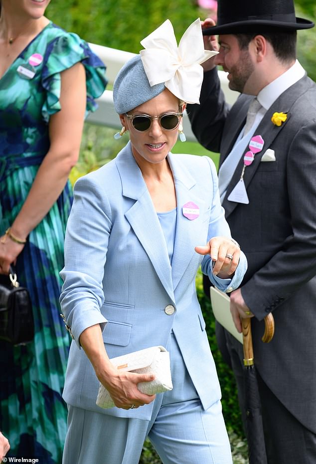 Zara, 44, finished off the chic look with a pair of pointed blue heels, sunglasses and a white patterned clutch bag