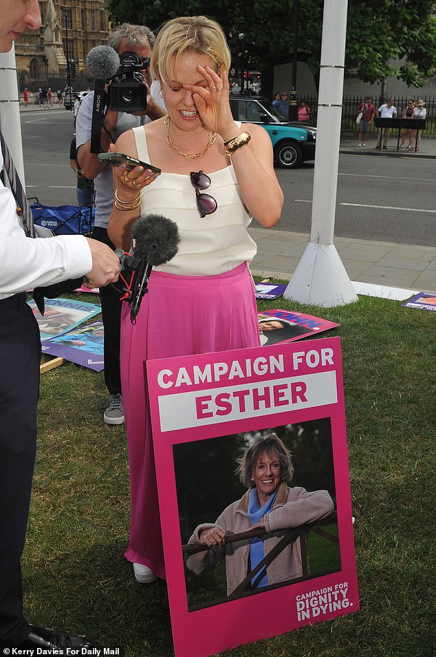 Picture shows Esther Rantzen daughter Rebecca Wilcox talks to her mother after the vote