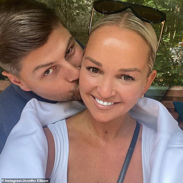 Jennifer and boxer Rob Tickle began dating in May 2008, and were engaged in October of that year while on holiday in the Maldives
