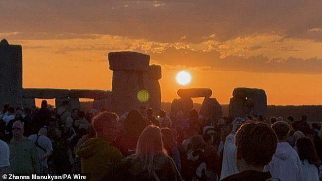 Thousands of people watched the sunrise over Stonehenge to celebrate the summer solstice this morning