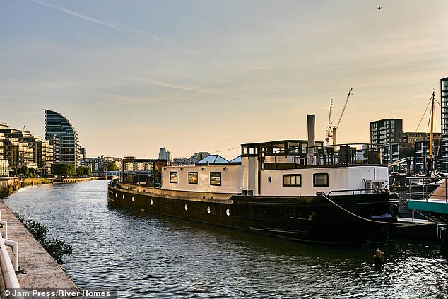 The barge measures 25ft 9in by 15ft 7in and currently sits on the Thames