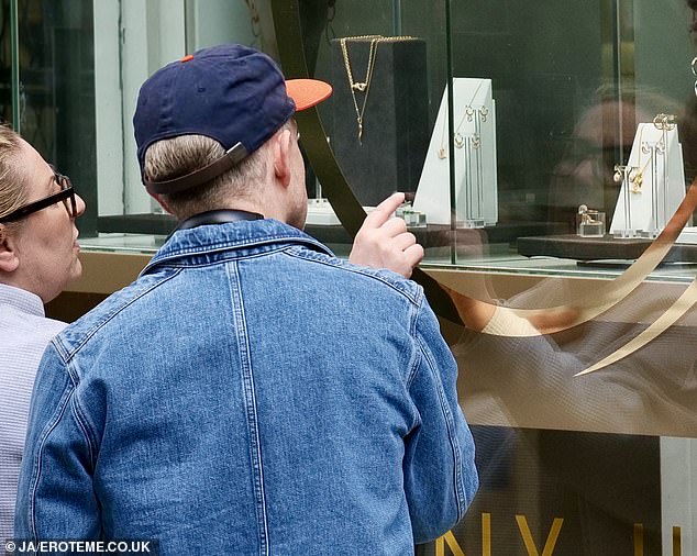According to onlookers, Martin splashed out £4,500 on an aquamarine and diamond ring after perusing the jewellery that was on offer