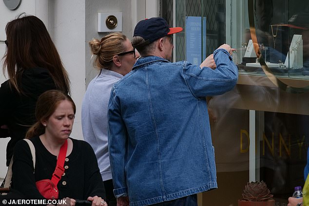 Martin cut a casual figure as he made his way to the shop, before asking the shop assistant about the ring he'd like to purchase