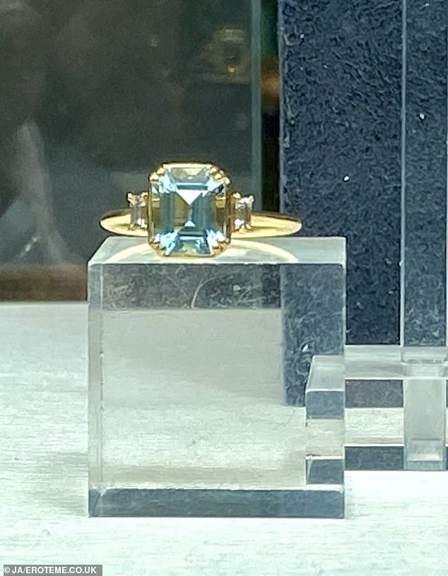According to onlookers, Martin selected an eye-catching aquamarine diamond ring