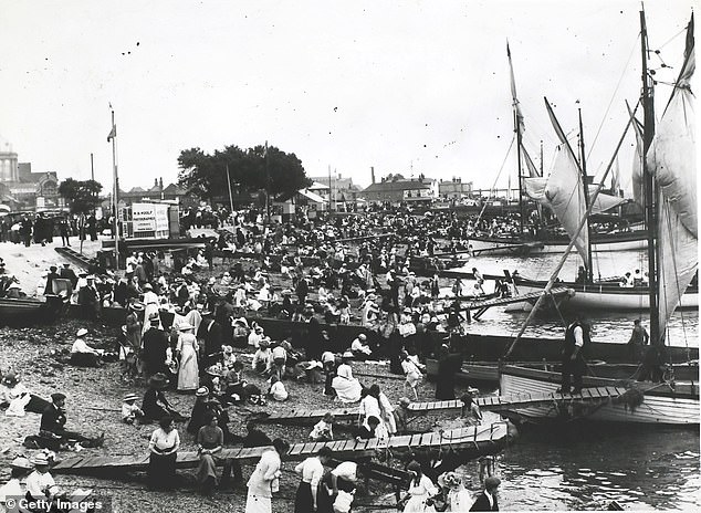 Bank Holiday crowds boarding boats at Southend, August 1912