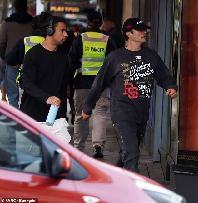 Orlando dressed casually for the outing, wearing a long-sleeve printed top and matching black jeans