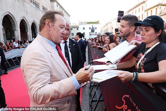The former House Of Cards star stopped to speak to fans and sign autographs before heading into the venue