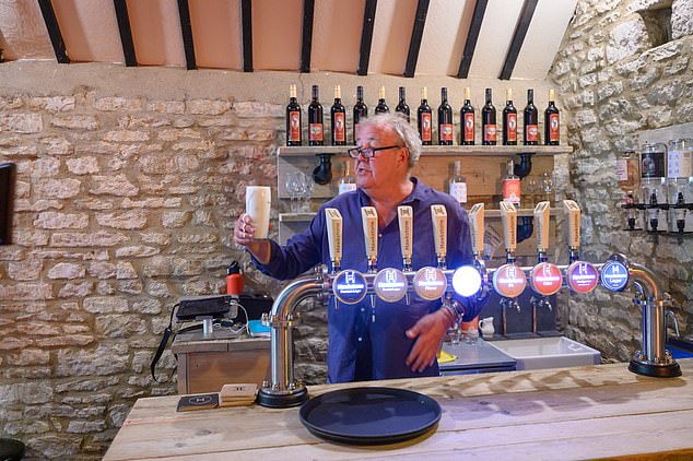 The season is orientated around Jeremy¿s aspiration to become a pub landlord, and the creation of his pub, The Farmer¿s Dog