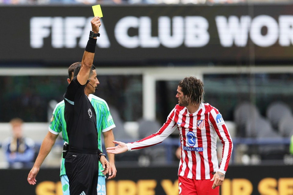 Referee showing Rodrigo De Paul a yellow card.