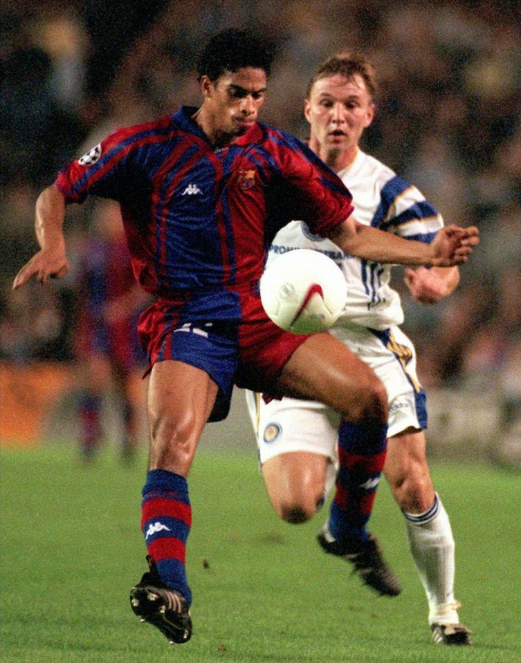 Michael Reiziger of Barcelona controls the ball during a Champions League match.