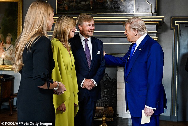 The president gave the Dutch king a pat on the shoulder while they socialized before dinner