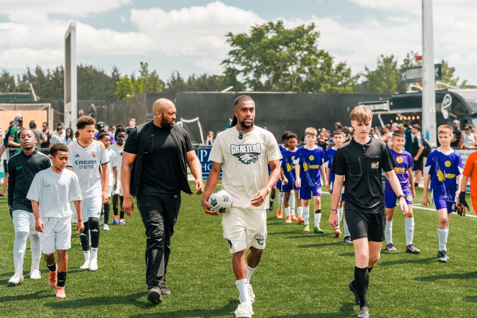 Alex Iwobi with young soccer players.