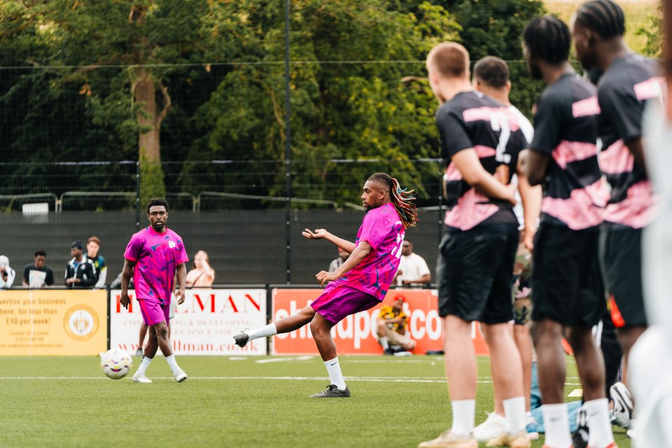 Alex Iwobi Project 17: Soccer player kicking a ball.