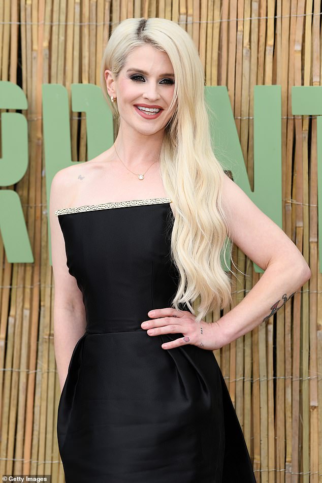 Kelly wore her icy blonde locks down as they cascaded over her shoulder