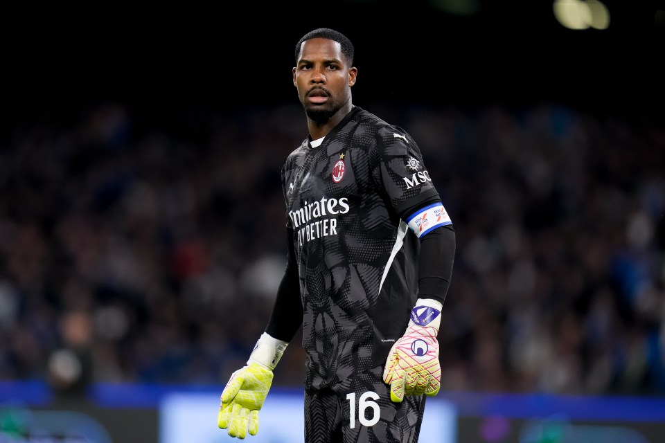 Mike Maignan of AC Milan during a Serie A match.