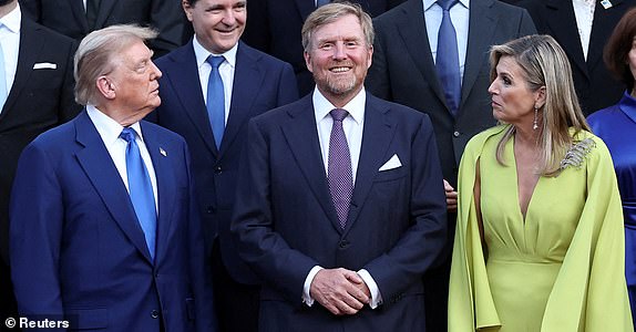U.S. President Donald Trump, Dutch King Willem-Alexander and Dutch Queen Maxima stand as they pose for a picture with NATO heads of state and governments ahead of a dinner hosted by Dutch King Willem-Alexander and Dutch Queen Maxima, on the sidelines of a NATO Summit, at Huis ten Bosch Palace in The Hague, Netherlands June 24, 2025. REUTERS/Christian Hartmann/Pool