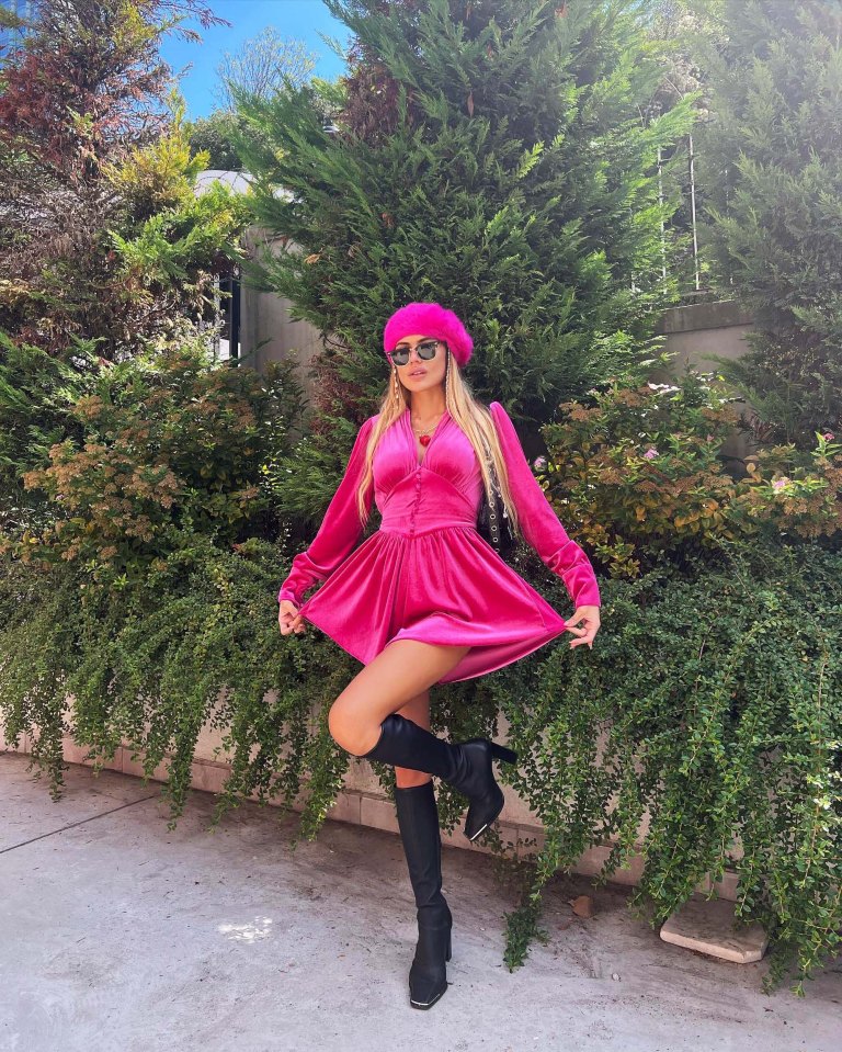 Photo of Turkish influencer Nihal Candan in a pink dress.